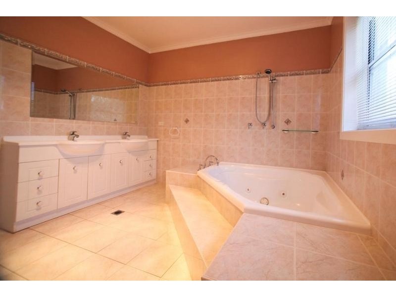 24 Lawford Crescent, Griffith NSW 2680