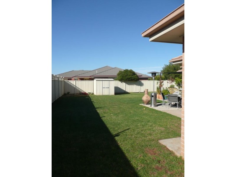 6 Albion Grove Crescent, Griffith NSW 2680