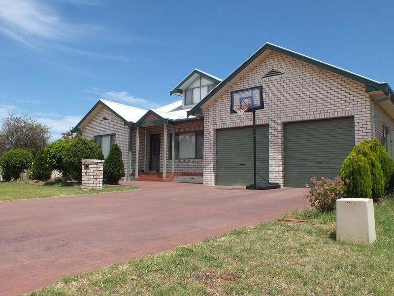 14 Dunvarleigh Crescent, Griffith NSW 2680