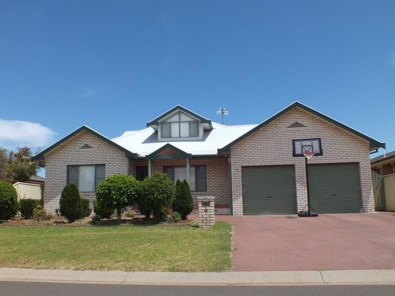 14 Dunvarleigh Crescent, Griffith NSW 2680
