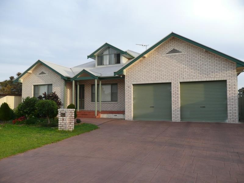 14 Dunvarleigh Crescent, Griffith NSW 2680
