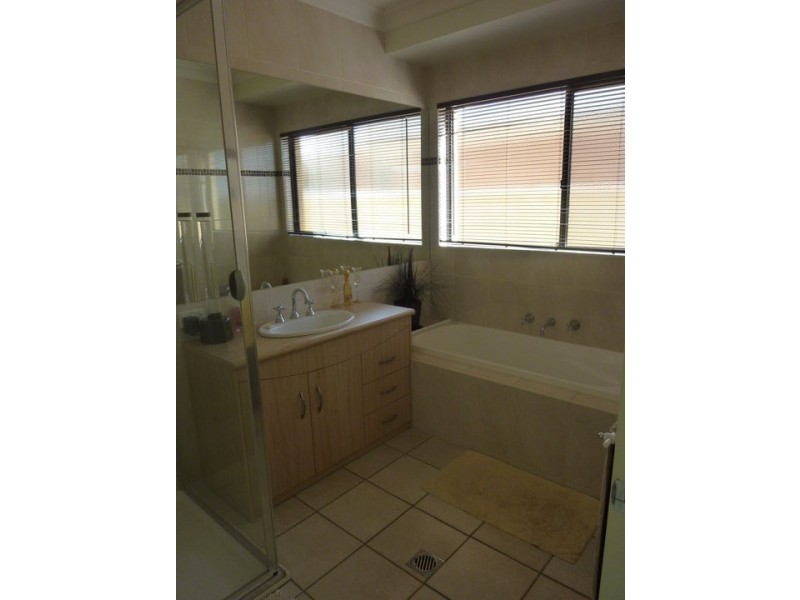 12 Hopbush Crescent, Griffith NSW 2680