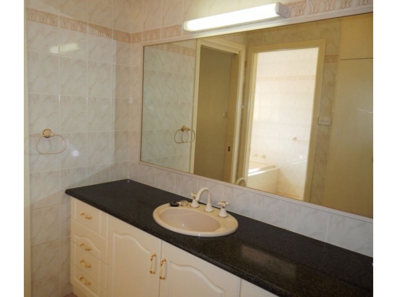 27 Dickson Road, Griffith NSW 2680