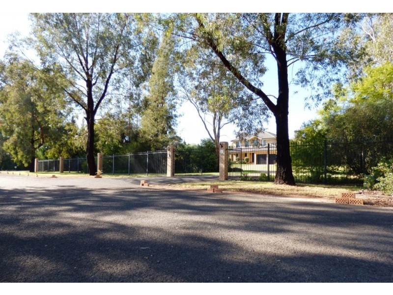 76 Lakes Road, Griffith NSW 2680