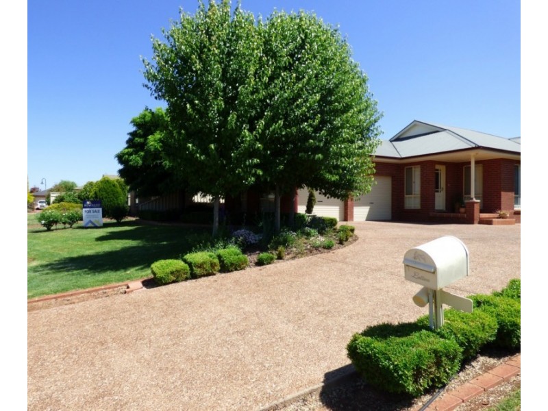 13 Albion Grove Crescent, Griffith NSW 2680