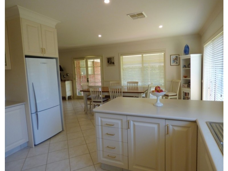 13 Albion Grove Crescent, Griffith NSW 2680
