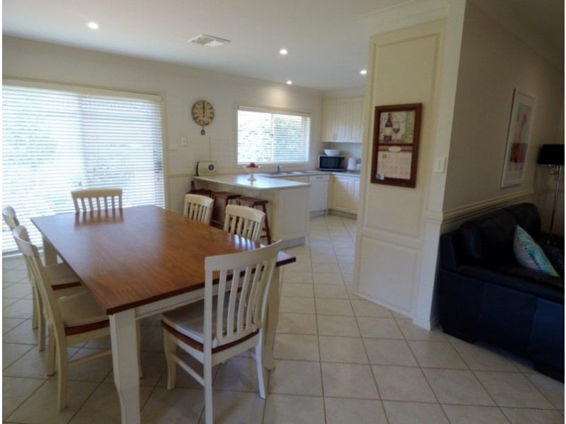 13 Albion Grove Crescent, Griffith NSW 2680