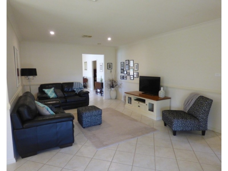 13 Albion Grove Crescent, Griffith NSW 2680