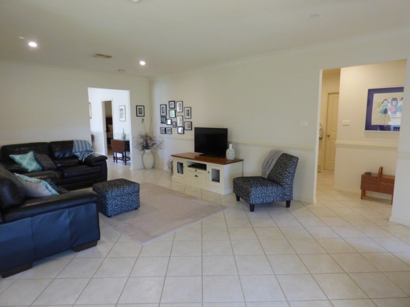 13 Albion Grove Crescent, Griffith NSW 2680
