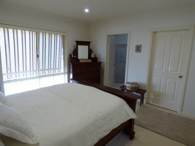 13 Albion Grove Crescent, Griffith NSW 2680