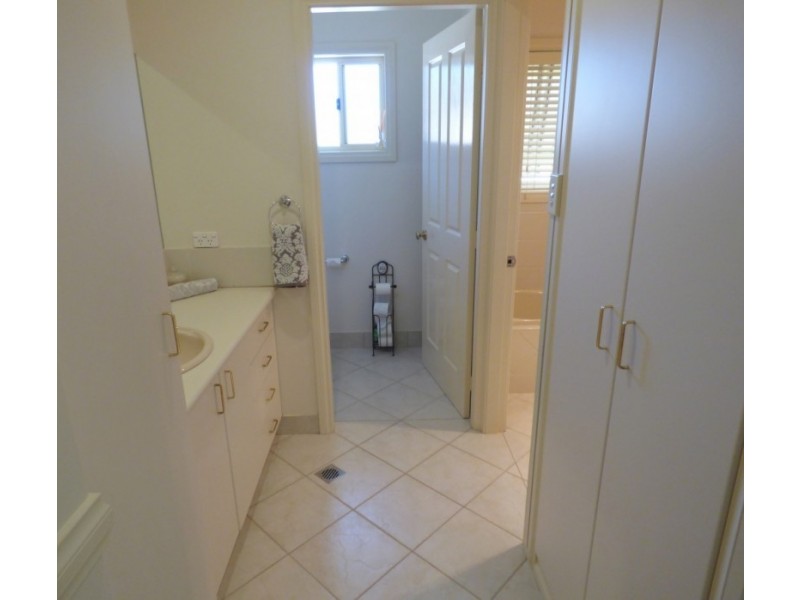 13 Albion Grove Crescent, Griffith NSW 2680