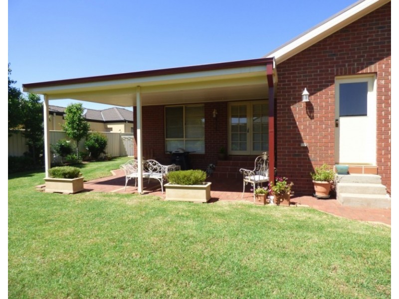 13 Albion Grove Crescent, Griffith NSW 2680
