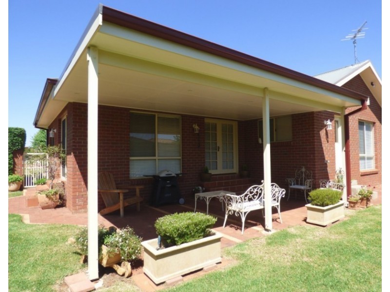 13 Albion Grove Crescent, Griffith NSW 2680
