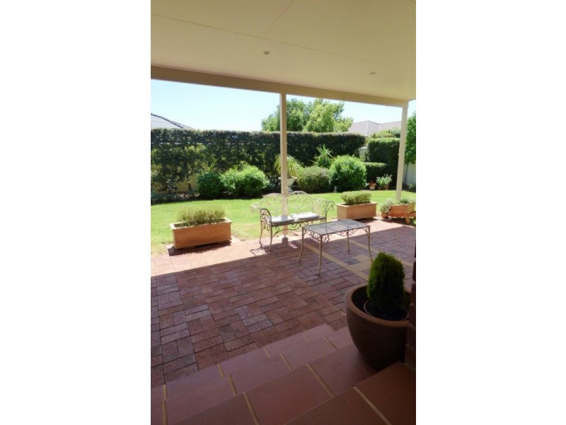 13 Albion Grove Crescent, Griffith NSW 2680