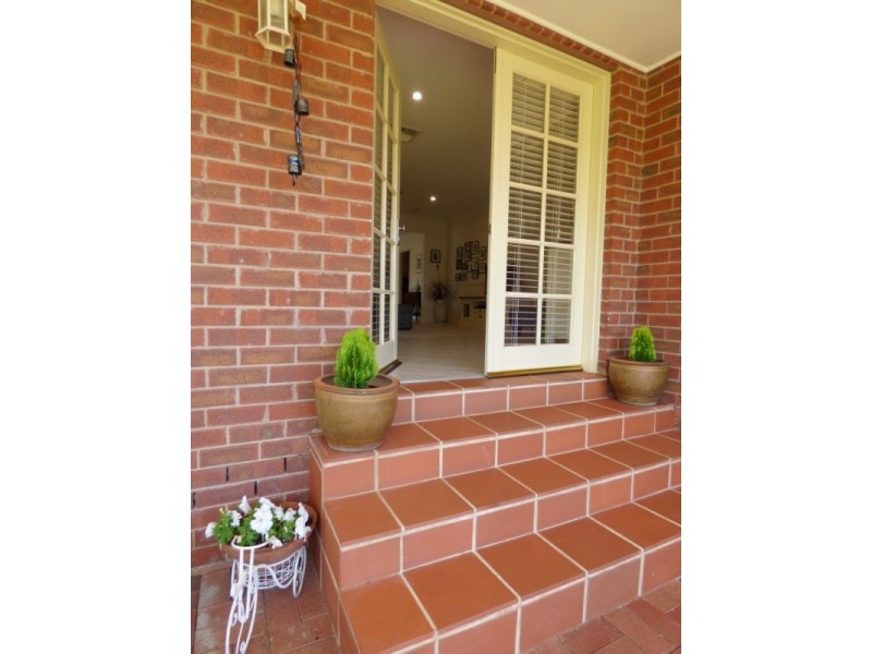 13 Albion Grove Crescent, Griffith NSW 2680