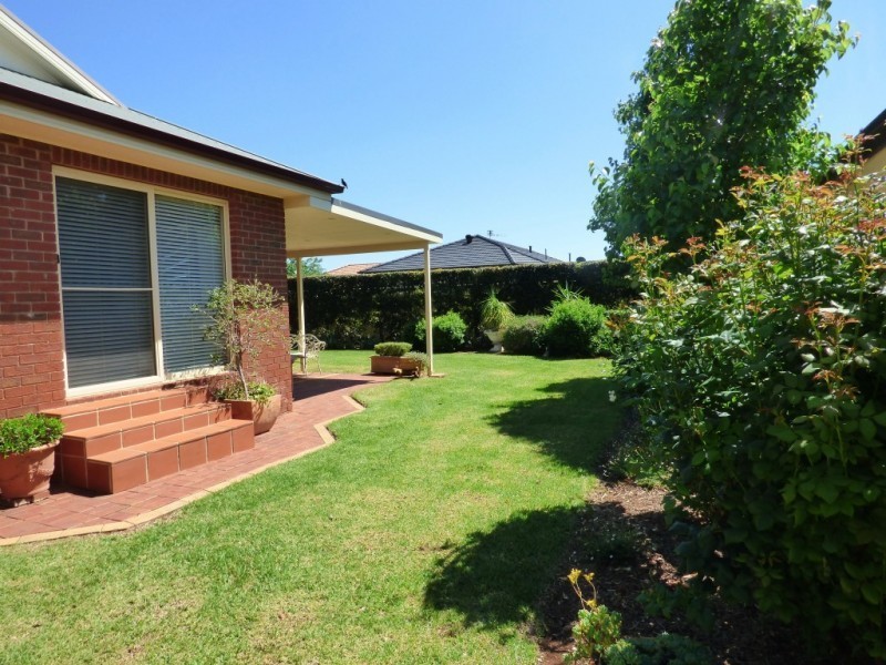 13 Albion Grove Crescent, Griffith NSW 2680