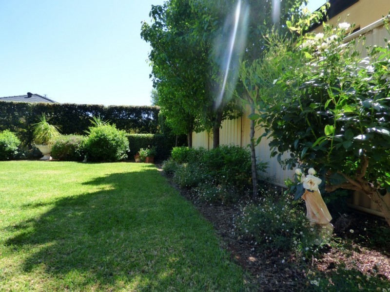 13 Albion Grove Crescent, Griffith NSW 2680
