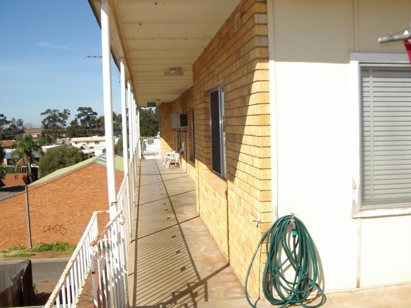 2/402 Banna Lane, Griffith NSW 2680