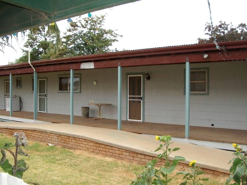 18-18a Byron Street, Hillston NSW 2675