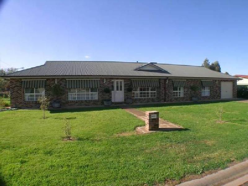 20 Chant Street, Darlington Point NSW 2706