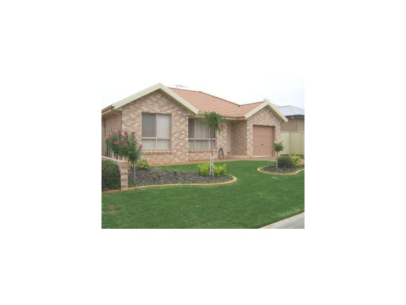 12 Theeuff Place, Griffith NSW 2680