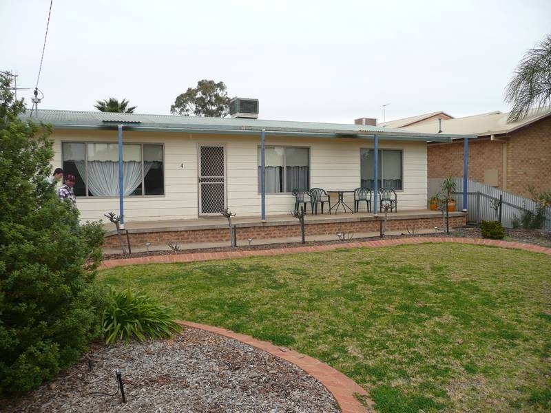 4 School Street, Hanwood NSW 2680