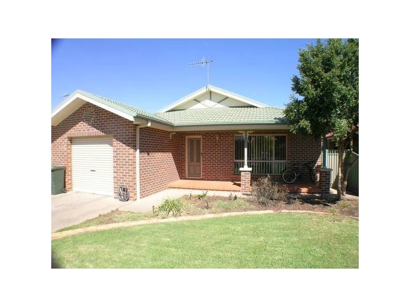 1&2/24 Dickson Road, Griffith NSW 2680