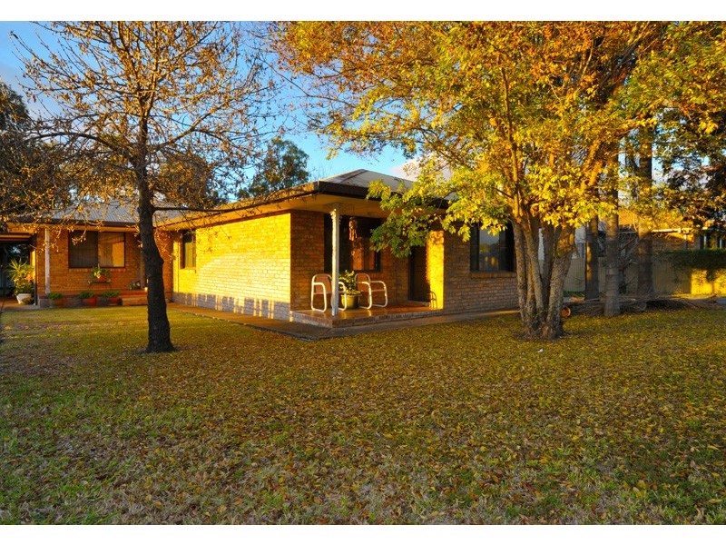 1 & 2/24 Kamilaroi Road, Gunnedah NSW 2380