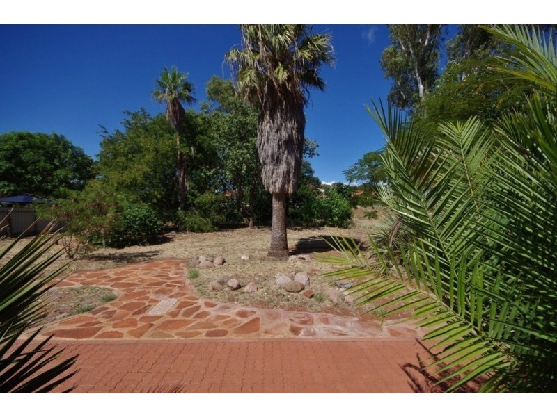 11 Drummond Crescent, Dampier WA 6713