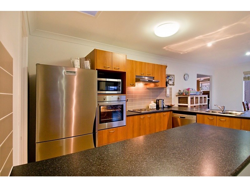 250 Bestmann Road East, Sandstone Point QLD 4511