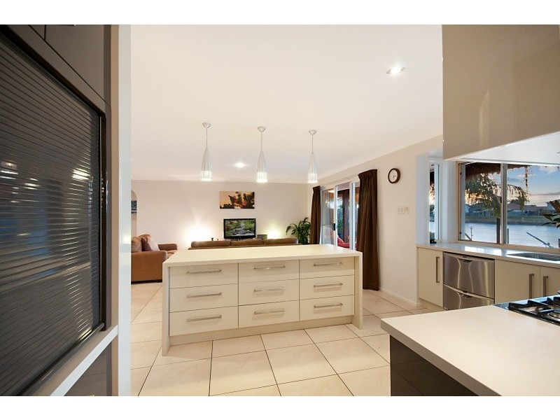6 Trimaran Court, Banksia Beach QLD 4507