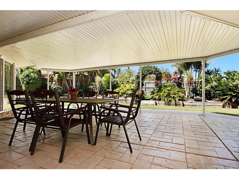 8 Bluefin Court, Sandstone Point QLD 4511