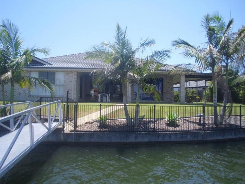 42 Topsail Circuit, Banksia Beach QLD 4507