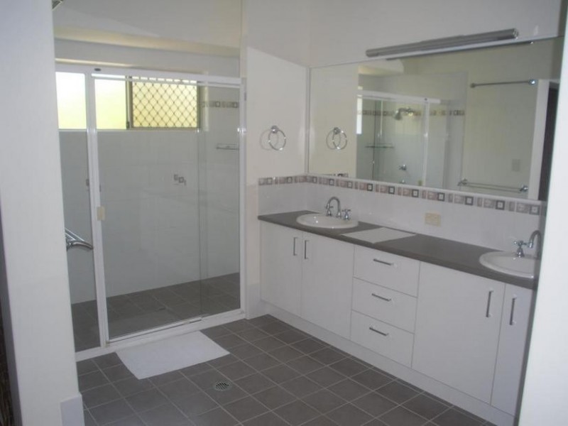 42 Topsail Circuit, Banksia Beach QLD 4507