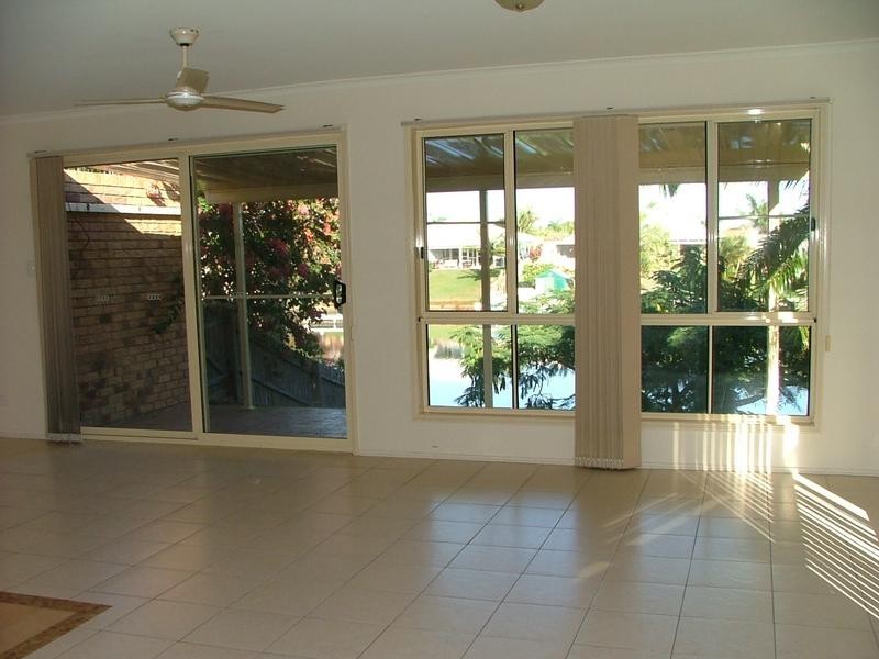 1/9 Pentas St, Bongaree QLD 4507