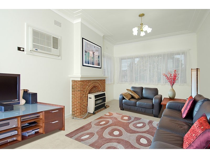8 Noble Street, Rodd Point NSW 2046