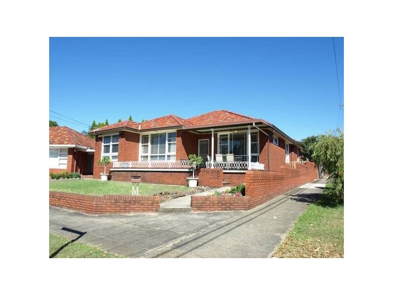 8 Cairns Avenue, Rodd Point NSW 2046