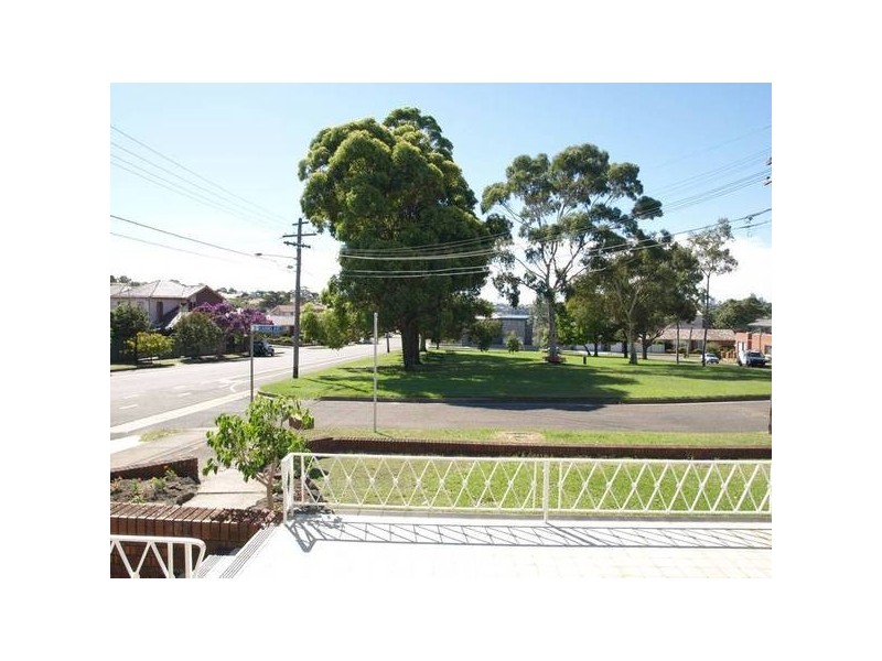 8 Cairns Avenue, Rodd Point NSW 2046