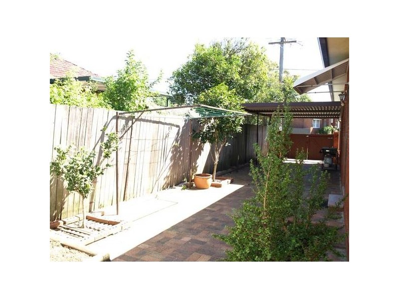 8 Cairns Avenue, Rodd Point NSW 2046