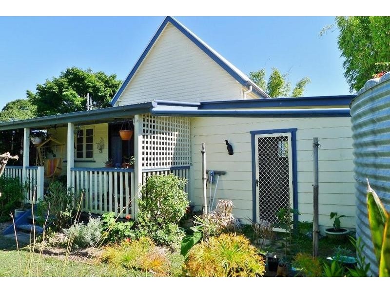 10 Crawford St, Torbanlea QLD 4662