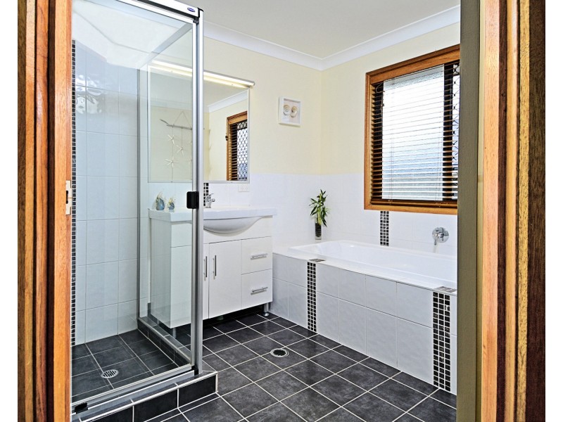 16 Lakeside Drive, Burrum Heads QLD 4659