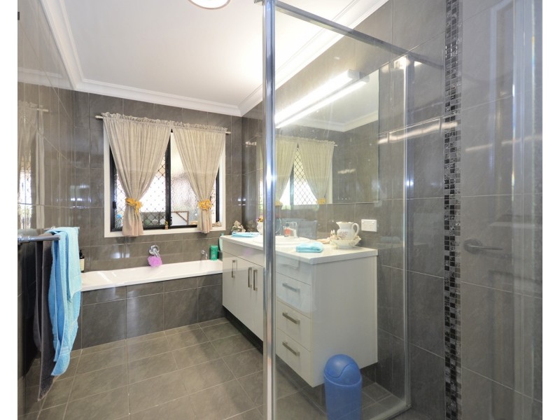 1 Eds Place, Burrum Heads QLD 4659