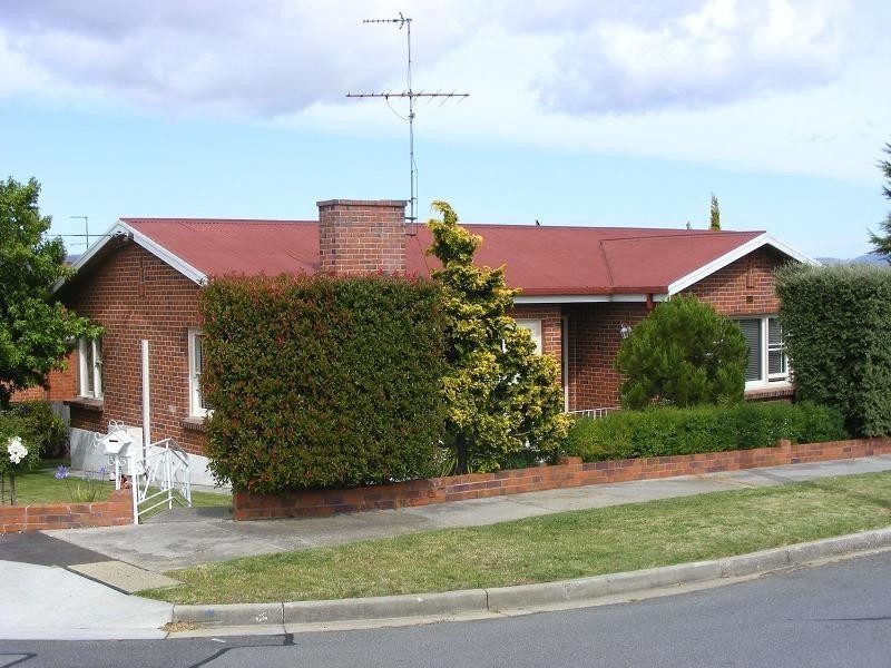 1 Helenwood Grove, Newnham TAS 7248