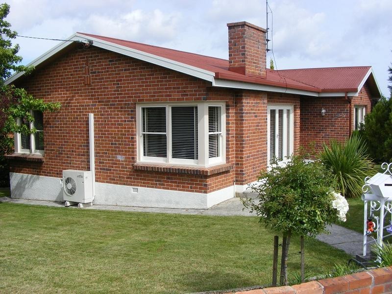 1 Helenwood Grove, Newnham TAS 7248