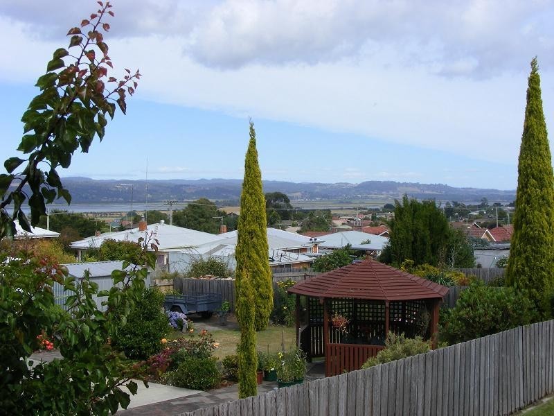 1 Helenwood Grove, Newnham TAS 7248