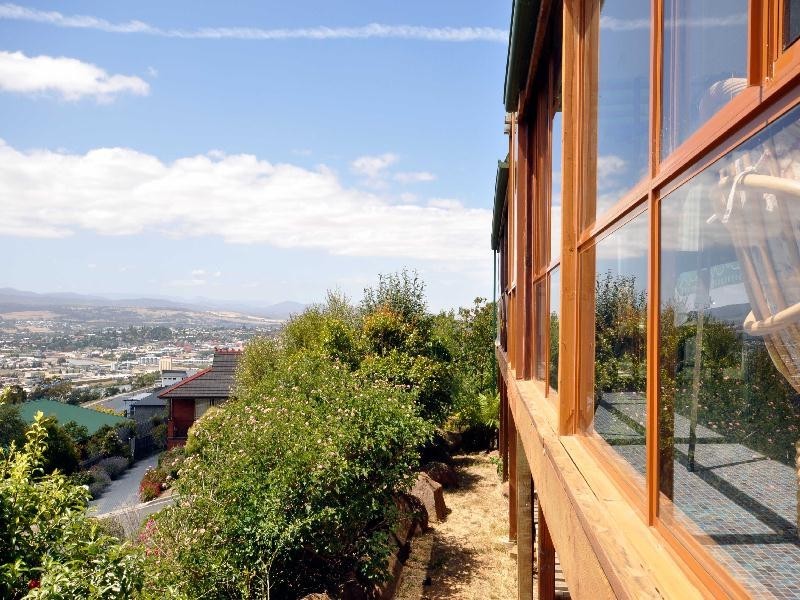 11 Lachlan Parade, Trevallyn TAS 7250