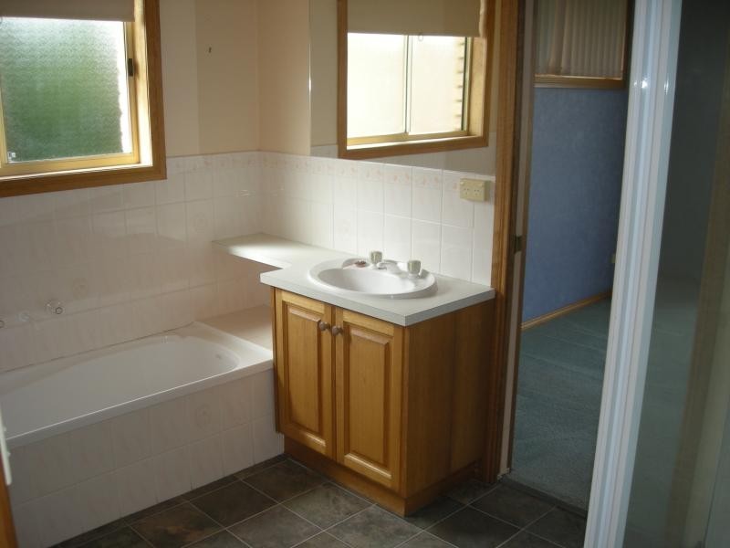 2/2 Kate Place, Summerhill TAS 7250