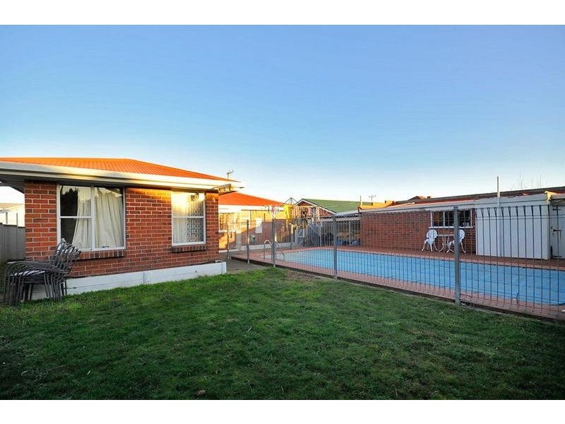 16 Cornwall Crescent, Newnham TAS 7248