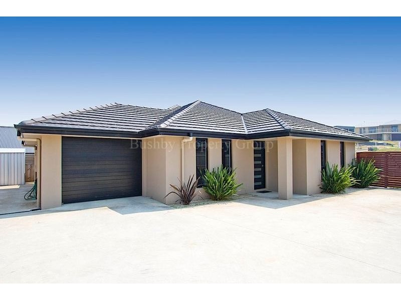 2/4 Statesman Place, Newnham TAS 7248
