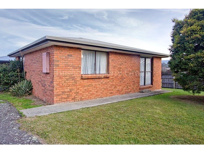 1/4 Bill Grove, Mowbray TAS 7248
